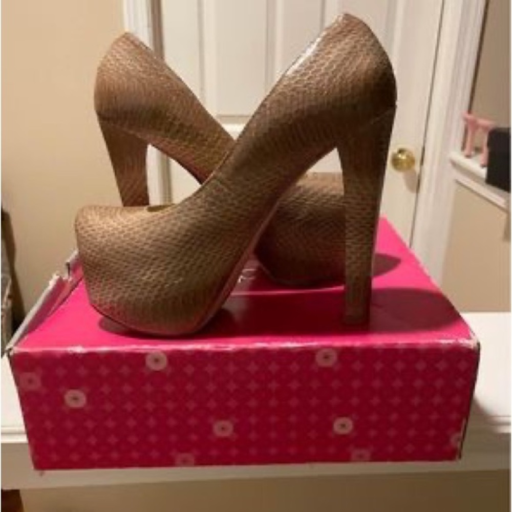 ShoeDazzle Nude Snake Skin High Heel Platform Pumps